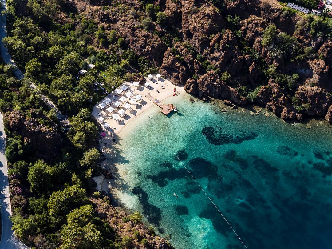 #FoxPRTips | “When I go away I like to seek out unexplored or lesser known destinations. For example, I am a frequent visitor to Turkey  but I tend to steer away from the crowded beaches of Bodrum or Antalya and instead head to one of my all time favourite hotels in the world @dmarisbay. Set on an unspoiled stretch of coastline, on the Datça Peninsula overlooking the spot where the Aegean meets the Med – this destination is right up there with some of the greatest and most famous hotels in the world – and yet wonderfully special and unique. Dig a bit deeper under the surface of the hotels that everyone knows about and you will frequently find a supporting actress who steals the scene every single time!” Says our Creative & Content Director @ashleysinlondon 
#dresortmaris #datca #turkey #luxurytravel #aegean #mediterranean
