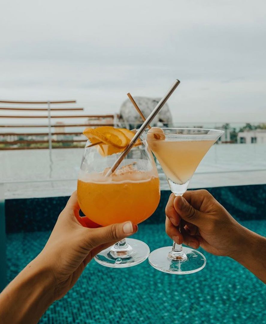 Whilst ‘Earth Day’ has come and gone, @akarynhotelgroup in Thailand have their sights set on a longer term focus. By June 2019, all six luxury boutique properties will be completely single-use plastic free, an initiative brought about by last year’s successful launch of akyra TAS Sukhumvit Bangkok, Asia’s first single-use plastic free hotel. We say cheers to that! 
#foxprtravel #plasticfree #sustainablehotel #ecohotels #sustainability #lovetheworld