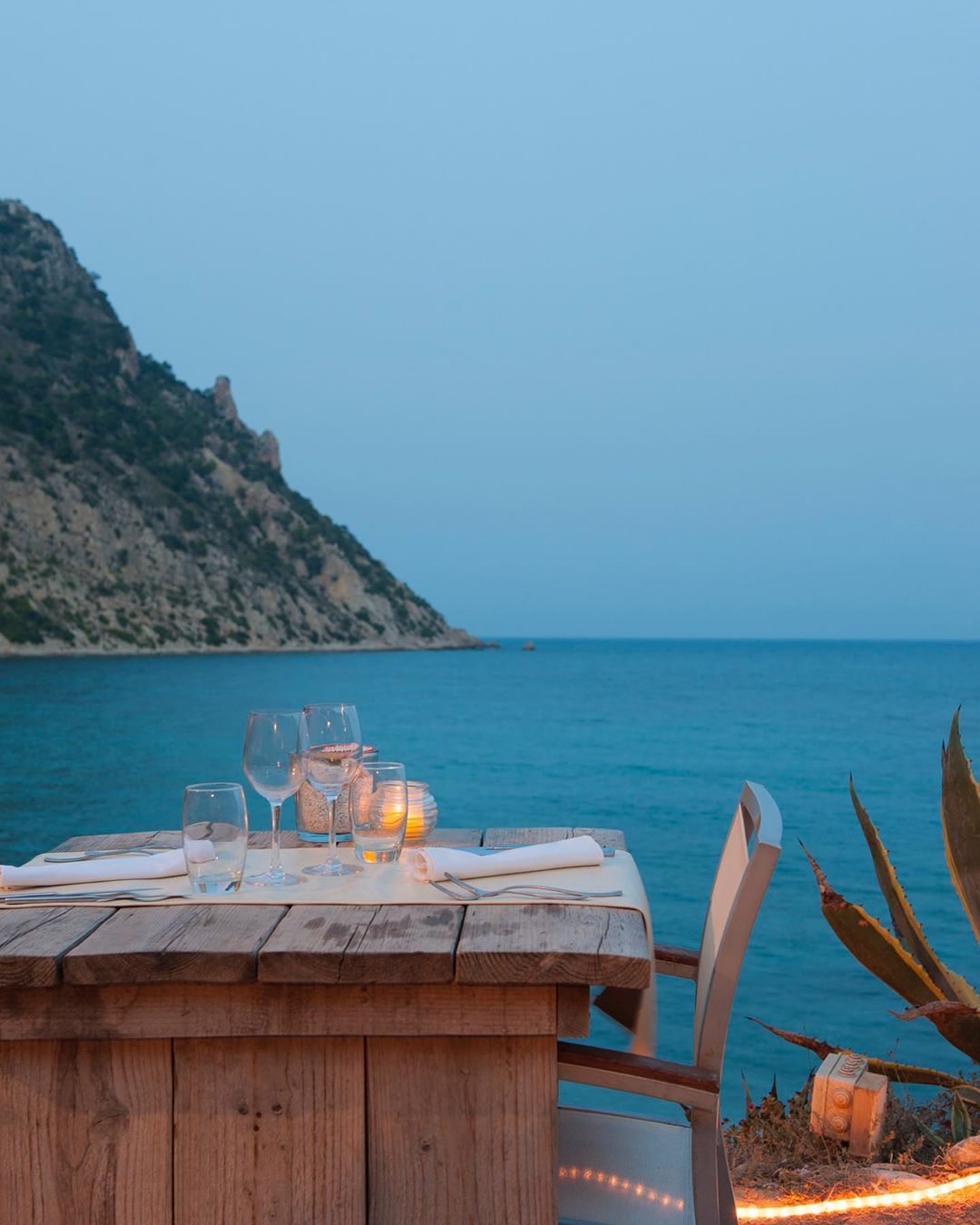 On cloudy, gloomy days in London, we dream of sunnier shores, and al fresco dining @amanteibiza ✨