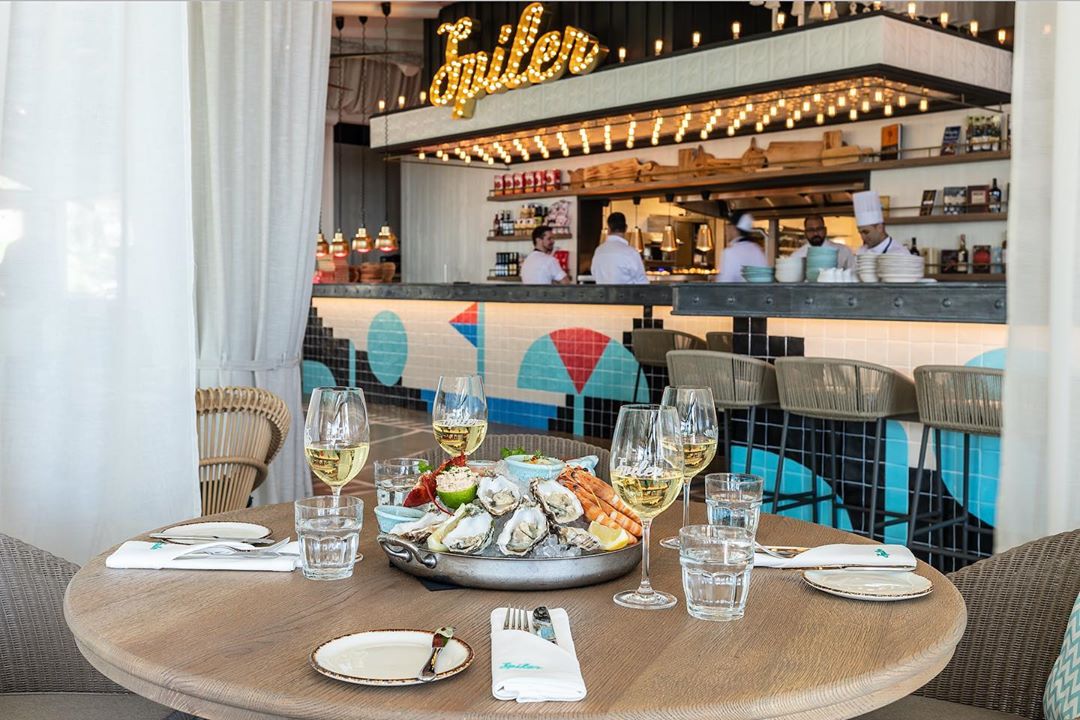 Marbella-chic, with a dash of Estepona’s easy going ethos, @kempinskibahia has opened the doors to its brand new Spiler Beach Club. Expect to find jet setters, gourmet travellers and locals alike dining on creative, Andalusian- inspired fare beachside, poolside or inside. Blending into its seafront setting, the Iberian-chic Spiler offers an all-day destination to socialise, dine & relax. 
#foxprtravel #kempinskibahia #estepona #marbella #spain #spilerbeachclub #gourmettravellers #andalusiancuisine #poolside #beachside