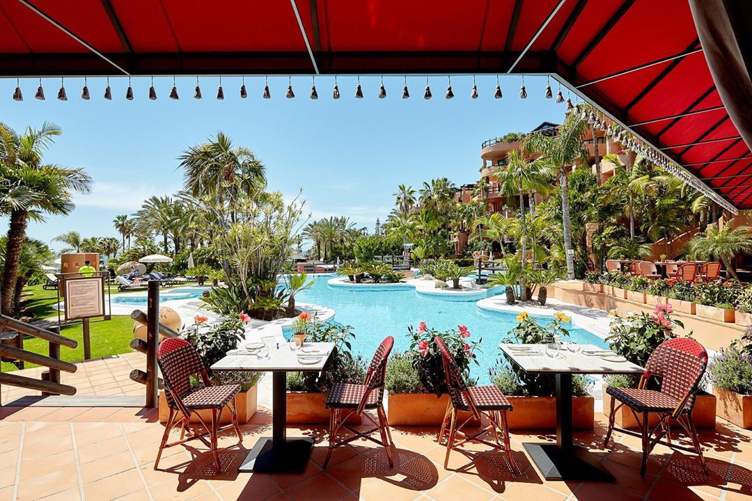 Meet us by the pool @kempinskibahia 
#foxprtravel #kempinskibahia #estepona #spain #poolsidelunch