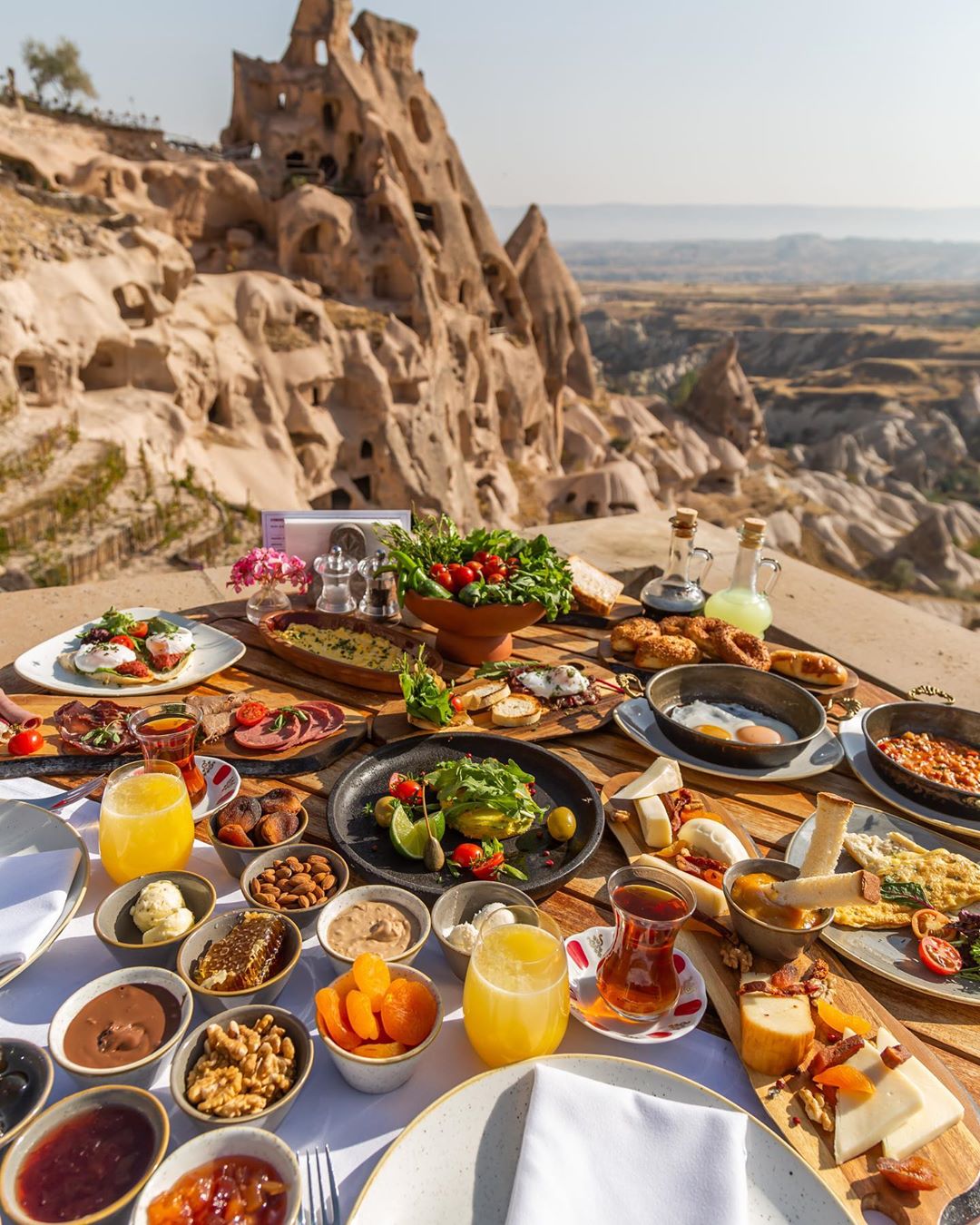 Tantalising Turkish fare with a stunning view for breakfast @argosincappadocia – where are you travelling to this Summer? 
#foxprtavel #turkey #luxurytravel #argosincappadocia #breakfastviews