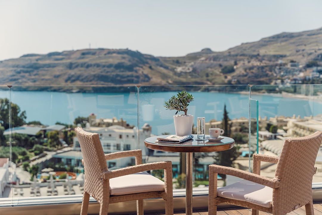 Welcoming the Monday Blues @lindoshotels ☕️ what are your summer plans this year? #foxprtravel #lindosvillagehotel #rhodes #greece #luxurytravel