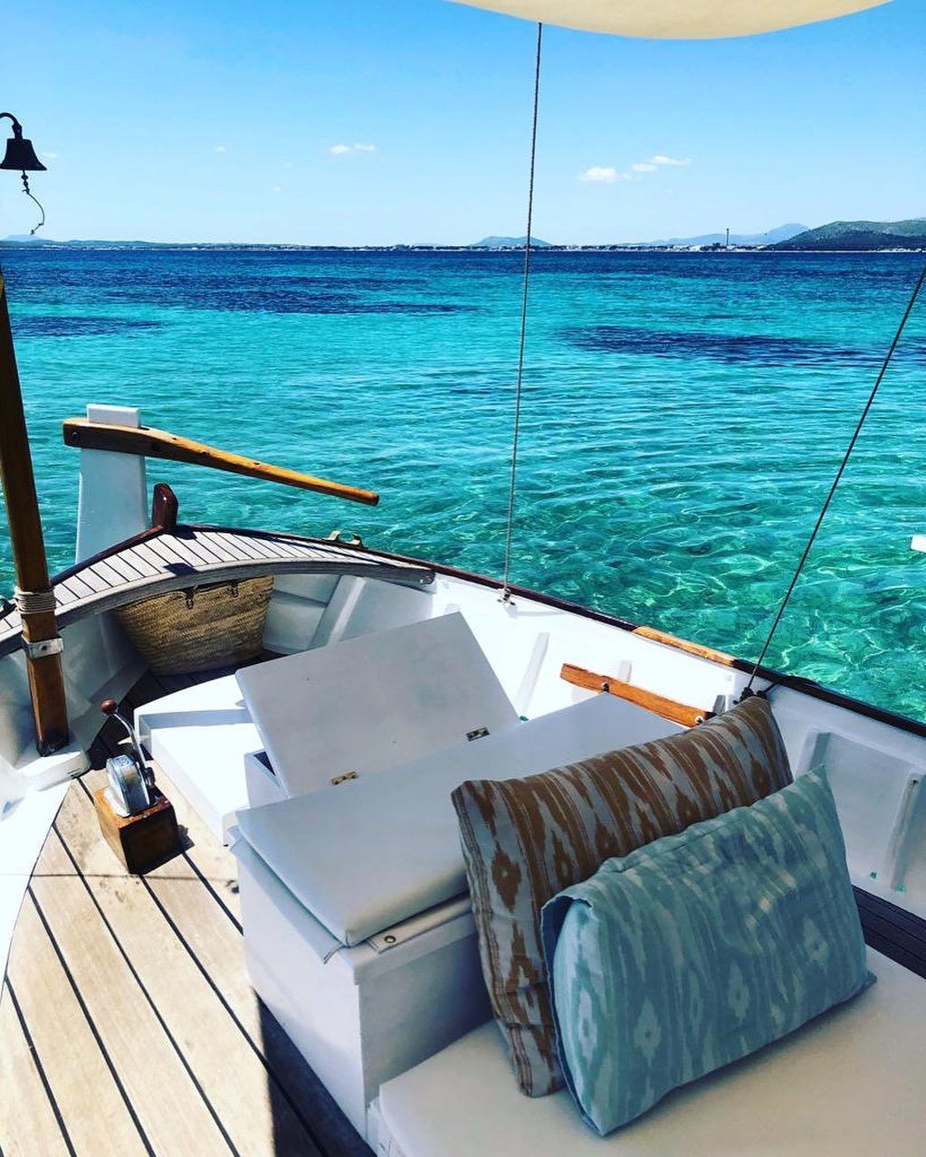 #FoxPRTips | “When in Mallorca, charter a traditional Mallorcan boat @llautsanfrancisco to enjoy the crystal clear waters and a traditional local lunch” recommends @katealexander_ 
#foxprtravel #mallorca #spain #luxurytravel