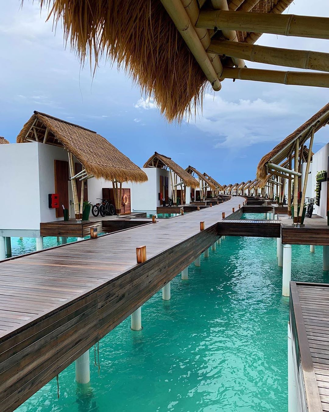 “Over-water bungalows? Tick. Sparkling blue waters? Tick. White sand beaches? Tick. Floating breakfasts? Tick. Emerald Maldives Resort & Spa meets all the picture-perfect, Instagram-approved boxes…”
Find out more about what @countryandtownhouse’s
@elliesmith24 has to say about @emeraldmaldivesresortspa by visiting their website. 📸  @elliesmith24