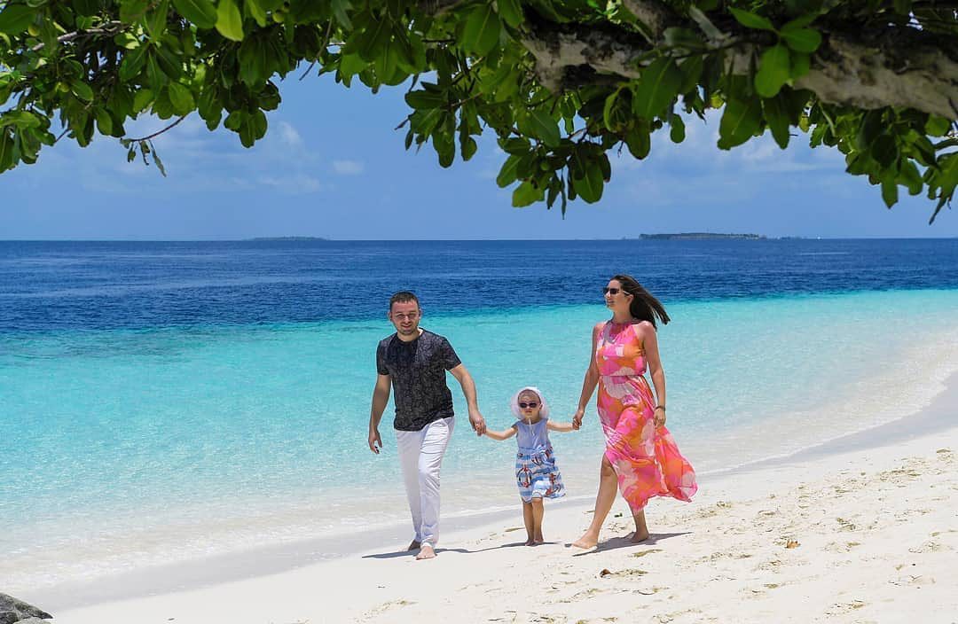 Located on the Raa Atoll, Northern Maldives the Dolphin Club at @emeraldmaldivesresortspa spans 1500 square metres to provide endless fun for children aged between 3 and 12 years old. Here children can take part in a wide range of activities from a child-friendly zip wire to learning how to make their own cupcakes. 📸 @emeraldmaldivesresortspa