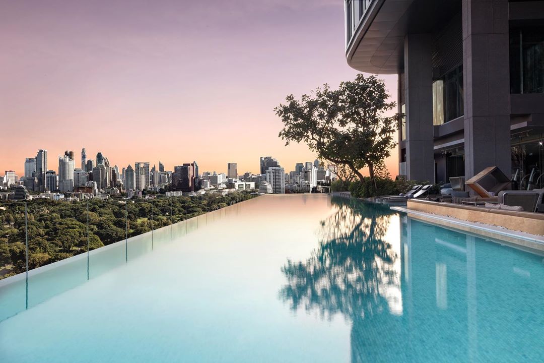 We can’t think of anywhere better to watch the sunset over Bangkok from an infinity pool on the 10th floor than @sosofitelbangkok, can you? 📸 @sosofitelbangkok