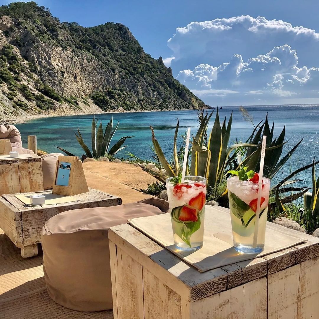 “While we are living challenging times at the moment, we know the sun will shine back soon. 🙏🏻☀️” We couldn’t agree more @amanteibiza, we’re longing for some summer sun but until then, we’ll continue sharing some #TravelInspiration⁠
⁠
⁠
📷 @nanatch13  via @amanteibiza