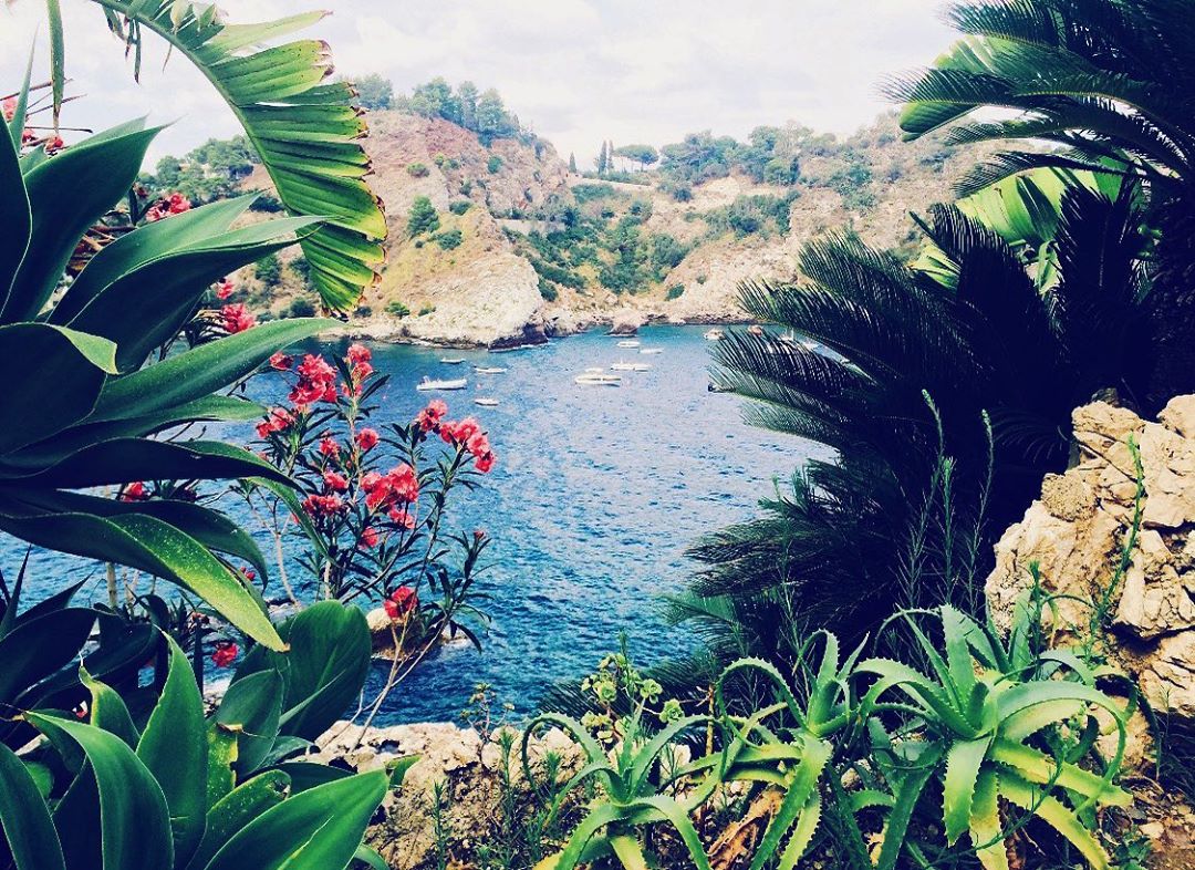 For this week’s #DreamNowGoLater @beeameda reminisces about her trip to Sicily 🇮🇹 ⁣
⁣
‘One of my dearest travel memories is a barefoot walk around Isola Bella in Taormina, once property of a British garden enthusiast who filled it with exotic plants and flowers, this little Italian jewel is connected to a beautiful sandy beach through a narrow path – only accessible when tides are low – so make sure you don’t miss out!’ ⁣🐚🌺