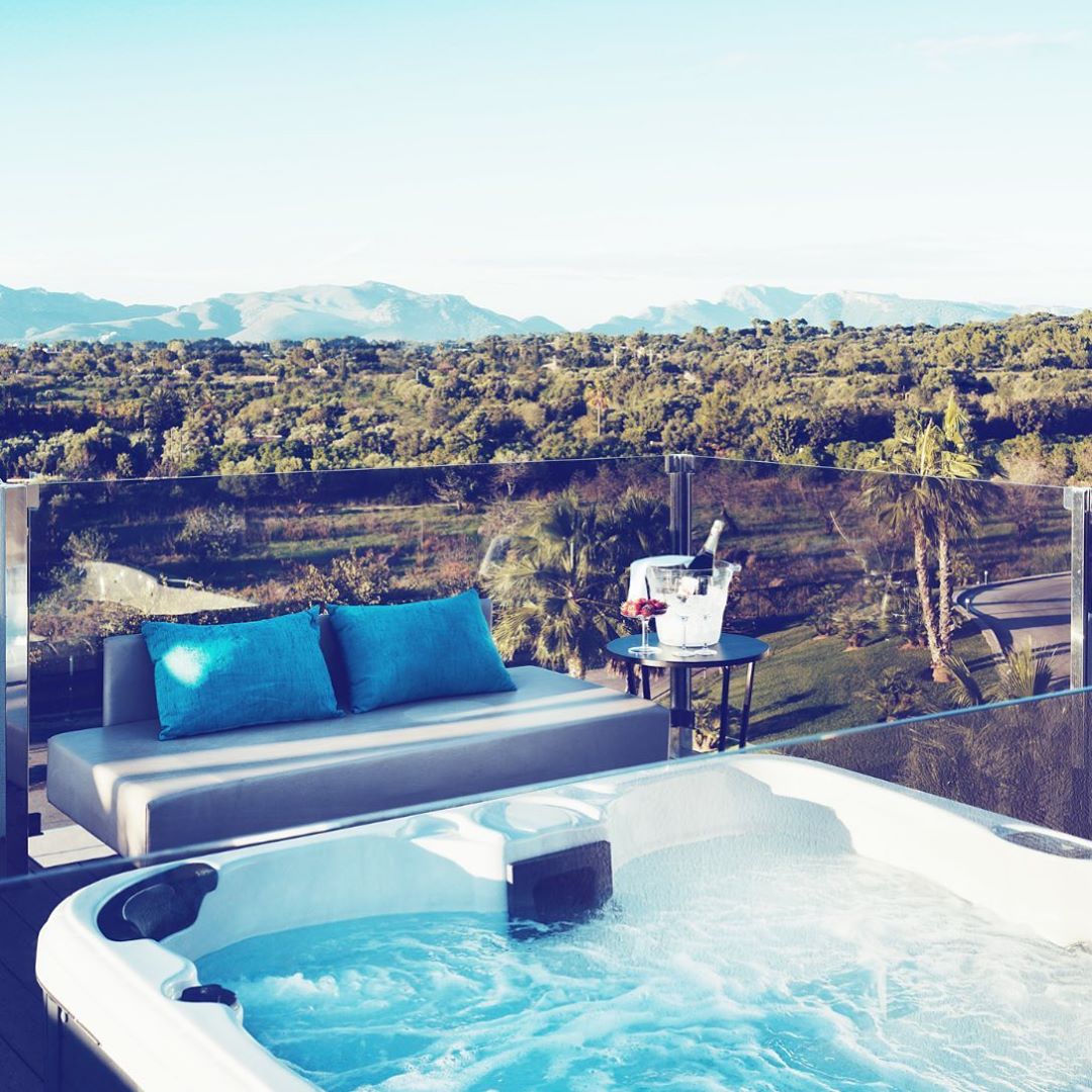 The Penthouse Suites at Zafiro Palace Alcúdia, make for the perfect place to watch the Mallorcan sunset, whilst sipping on a sumptuous cocktail or a cool glass of fizz 🥂☀️ @zafirohotels ⁣
Wishing you all a wonderful weekend at home and here’s to dreaming of future travels ⁣💭
⁣
#DreamNowGoLater #FoxCommsTravel #ArmChairTravel #ZafiroHotels⁣
⁣