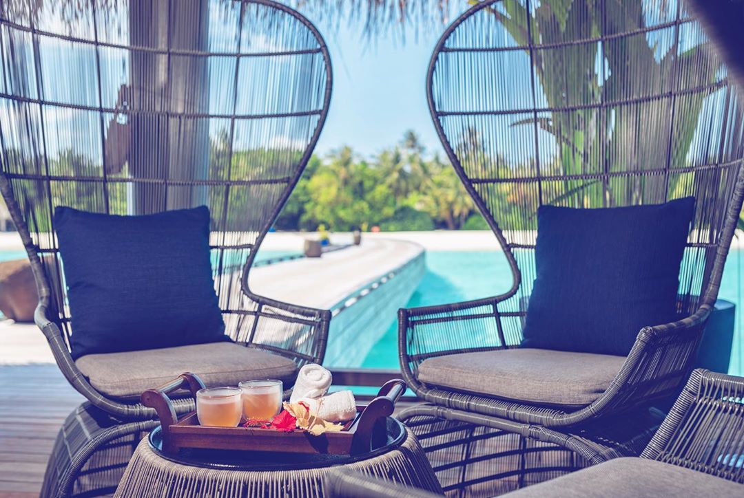 Why not transform your home to a sanctuary of wellness this weekend? ⁣🧖🏼‍♀️✨
⁣
‘At home we can create the perfect ambiance for a spa. Light the scented candles, put some soothing music on, run a hot steamy bath with essential oils. You can then prepare your own spa rituals using body scrubs. Body oils and face products. You can also combine body brushing with the hot and cold water od the shower to stimulate, invigorate and soothe the body and mind. Use this time to pamper and give love to yourself.’ ⁣
⁣
Says Laurie Nott, Spa Director at @velaaprivateisland