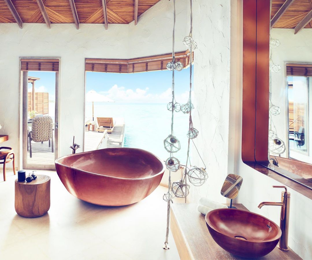 Bathroom of dreams 🛁🐚⁣
⁣
The Overwater Villas at @fairmont.maldives boast spacious bathrooms almost as beautiful as the views they frame – draw a bubble bath in the spacious copper tub and whilst you soak, take in the panoramic views of the Indian Ocean 🌊⁣
⁣
#DreamNowGoLater #OneDaySoon #Fairmontmaldives #AirmchairTravel #FoxCommsTravel ⁣