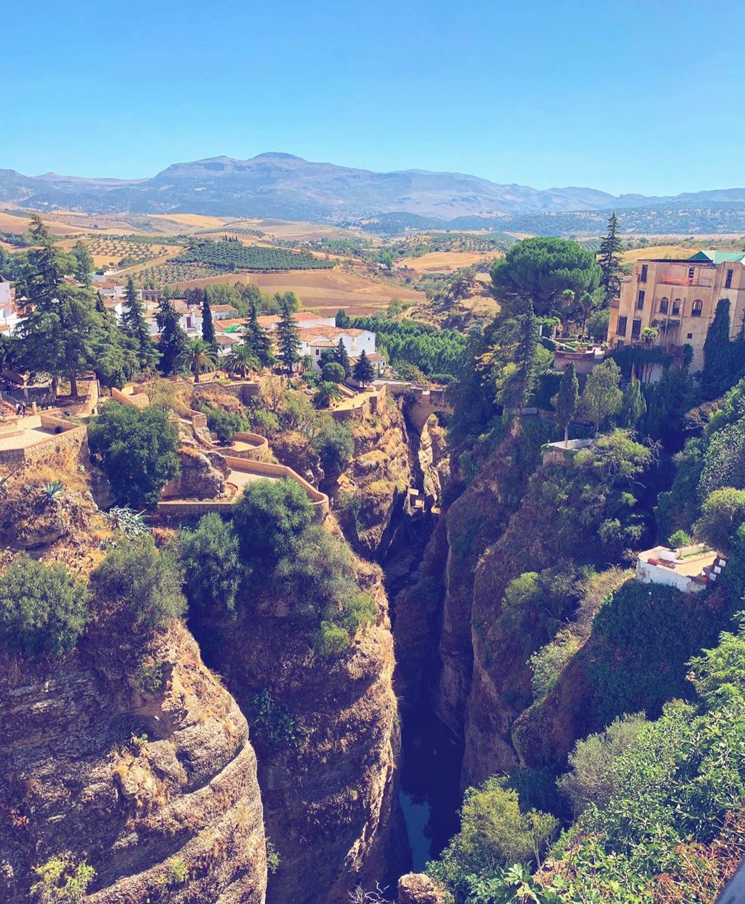 For this week’s #DreamNowGoLater @charlenekendry remembers her time spent exploring Andalucía’s most historical town 🇪🇸💫: ⁣
⁣
‘Ronda is one of the most beautiful cities I’ve ever visited. With unforgettable views over El Tajo gorge, Puente Nuevo literally takes your breath away.’ 🌿⛰⁣
⁣
#ArmChairTravel  #FoxCommsTravel #DreamNowGoLater #Ronda #OneDaySoon ⁣
⁣